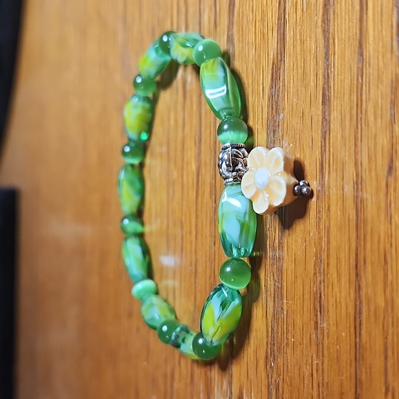 NWT Artsy Artisan Blown Glass Beads with Ceramic Flower Stretch Bracelet - Picture 2 of 4